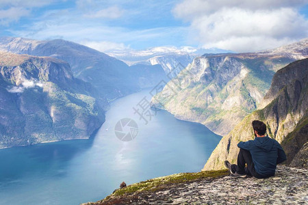巨惠暑假毛笔字独自坐在悬崖边享受鸟瞰背包生活方式旅行冒险户外暑假在挪威美丽的山顶蓝天徒步旅行者独自坐在悬崖边享受鸟瞰背包生活方式旅行冒险户外暑背景