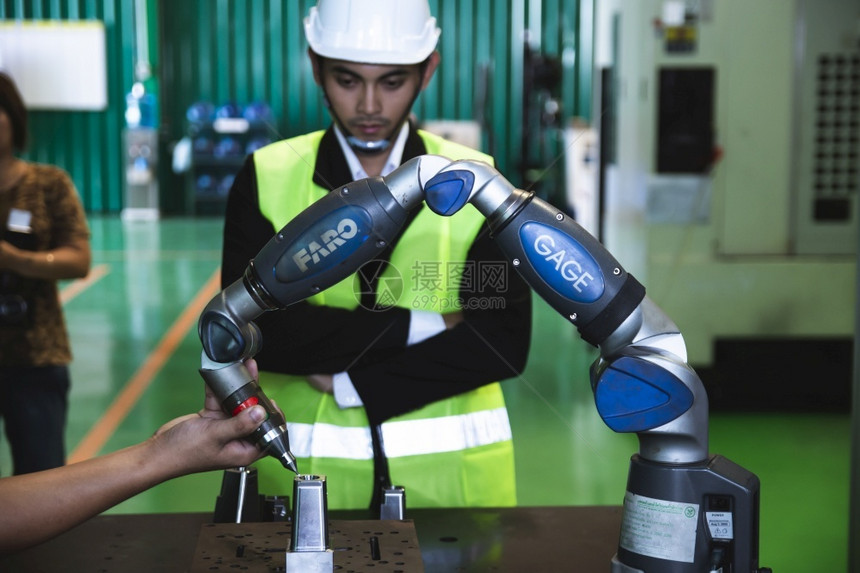 药片人们汽车亚洲工程师男女业戴安全帽制造厂机械显示界面臂器人制造业工程师技术图片
