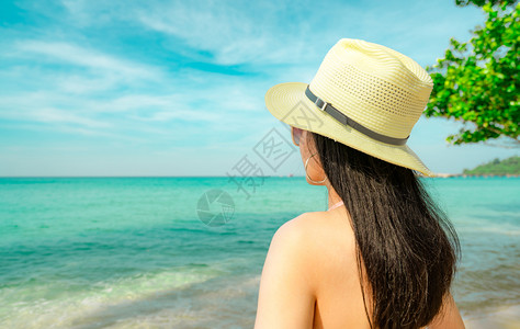 优雅风情佟丽娅感年轻亚洲女背面的景色穿着粉红比基尼草帽和太阳镜在热带天堂沙滩上放松享受节假日夏时装美女感模特儿夏天风情时尚稻草亚洲人背景