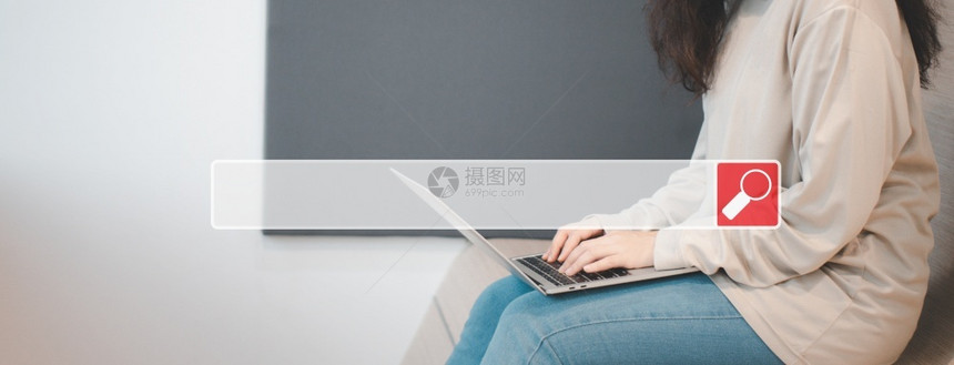 浏览器亚洲女坐在咖啡店里用智能手机在互联网上搜索信息浏览网吧互联网数据信息络的概念技术移动图片