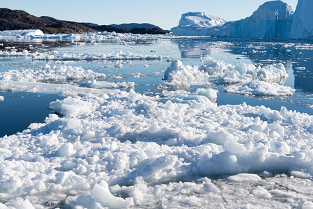 水格陵兰美丽的景观格陵兰冰山美丽景观与冰山和蓝天空相伴着冰山的迪斯科图片