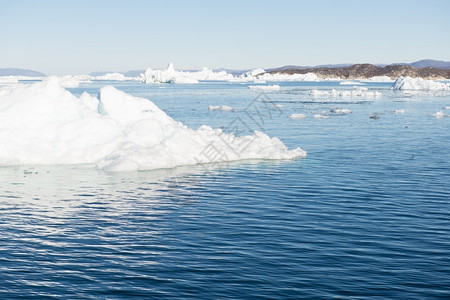 格陵兰美丽的景观有山冰和蓝天空的美丽景观戏剧海伊卢利萨特图片