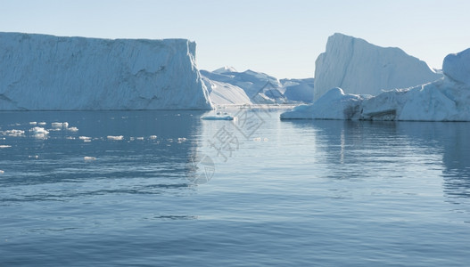 宽的冰川格陵兰岛美丽的冰山格陵兰岛美丽的冰山与蓝天峡湾图片