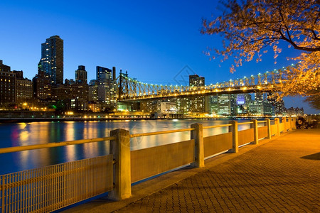 新的水灯光罗斯福岛海岸和美国纽约市曼哈顿皇后斯伯罗桥美国纽约州曼哈顿图片