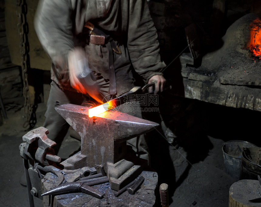 带有smithrsquos锤子的blacksmithrsquos手是热金属加的体力劳动概念和新产品创造手是热金属加的真正技能铁匠图片