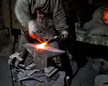 蹄铁匠带有smithrsquos锤子的blacksmithrsquos手是热金属加的体力劳动概念和新产品创造手是热金属加的真正技能铁匠背景
