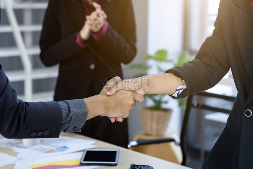 就业者商人合作伙伴和商人在合同签订或握手问候协议后的办公室背景下握手商业表达信心壮大团体图片