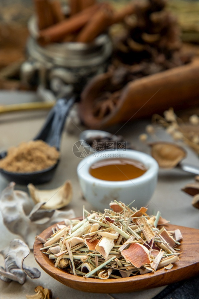 干柠檬草和各种乡村风格的香料黑色背景的蜂蜜天然草药有机和健康概念选择焦点干燥草本植物可选择的图片