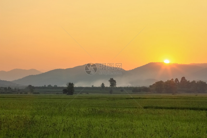 日出景观田园诗般的山后夕阳图片