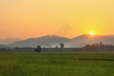 日出景观田园诗般的山后夕阳图片