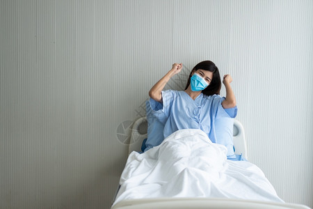 戴口罩躺在病床上的女病人图片