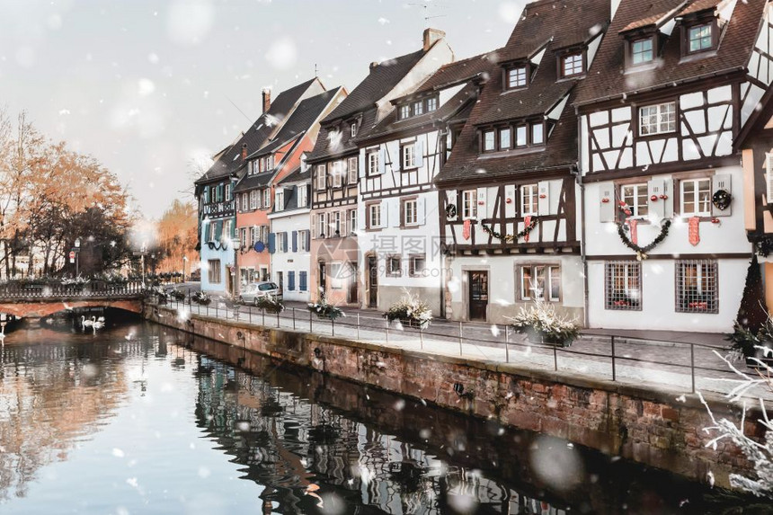下雪外部的在冬季暴中法国科尔马市Colmar城市中心运河沿线的古建筑在寒雪天气中的城市心神奇圣诞情调自然光线独色中音调正面图片