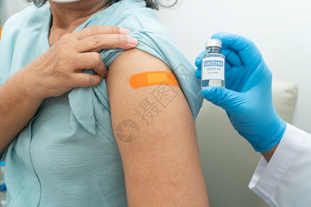为女病人接种预新冠疫苗背景图片
