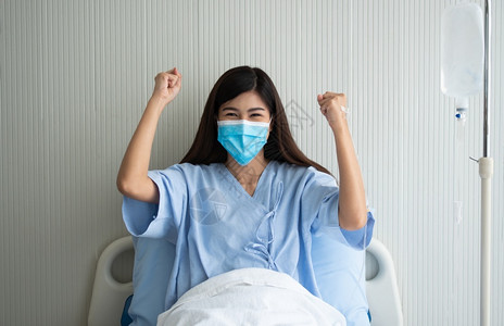 戴口罩躺在病床上的女病人图片