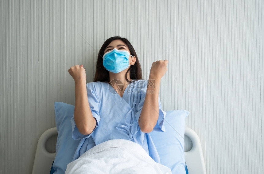 戴口罩躺在病床上乐观积极的女病人图片