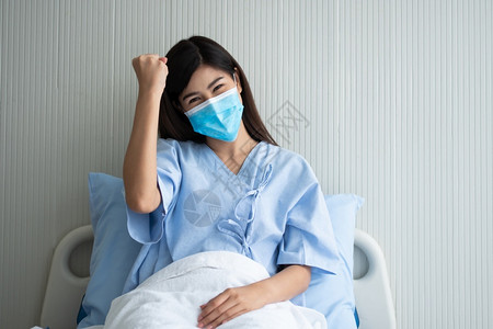 病女背景素材戴口罩躺在病床上加油的女病人背景