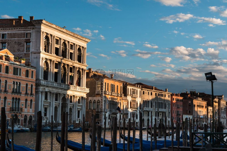意大利威尼斯夏季日Gondolas大运河和典型房屋美丽的城市反射图片