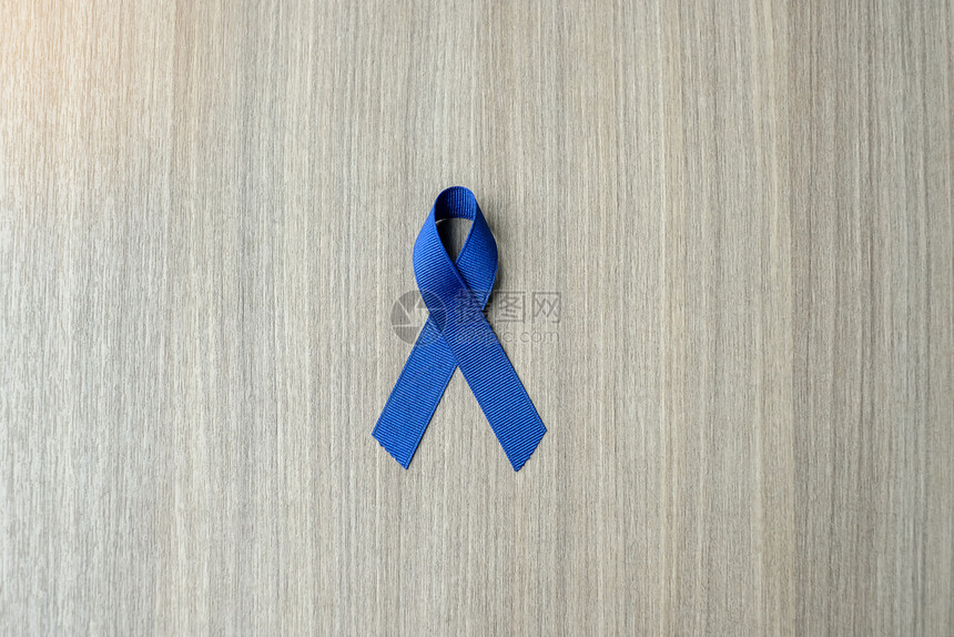治疗Colon癌症意识关于木背景的深蓝丝带以支持人们生活和疾病保健及世界癌症日概念268前列腺木制的图片