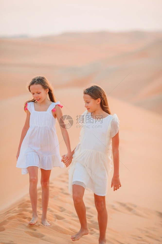 哈利景观户外在世界上最大沙漠中的丘上小美少女日落时在阿拉伯联合酋长国RubalKhali沙漠中的丘女孩图片