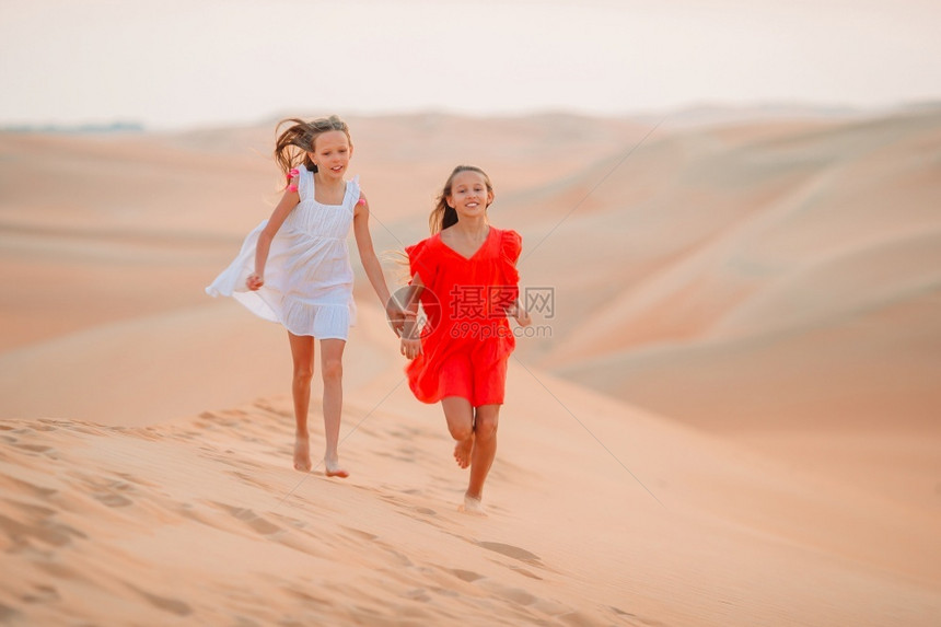 户外风景在世界上最大沙漠中的丘上小美少女日落时在阿拉伯联合酋长国RubalKhali沙漠中的丘女孩阿联酋图片