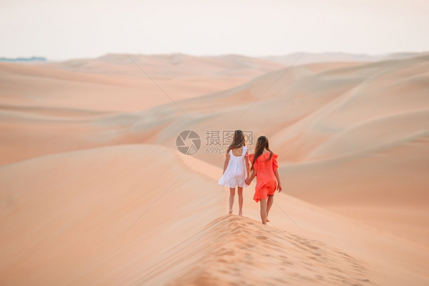 联合的阿曼在世界上最大沙漠中的丘上小美少女日落时在阿拉伯联合酋长国RubalKhali沙漠中的丘女孩荒野图片