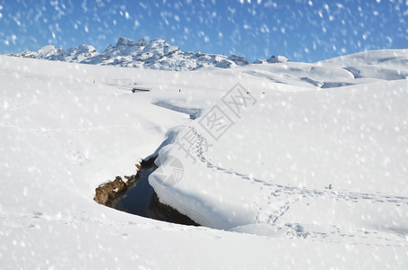 沿途雪山风光冬季雪景风光设计图片
