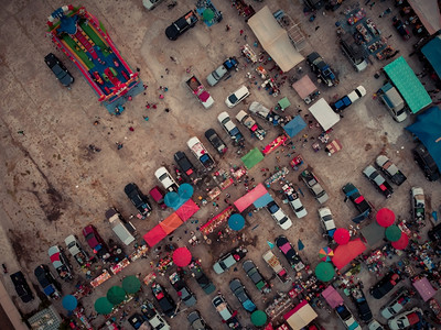 伞车城市的空中形象跳蚤市场有人们很多汽车和商店星期日交通背景