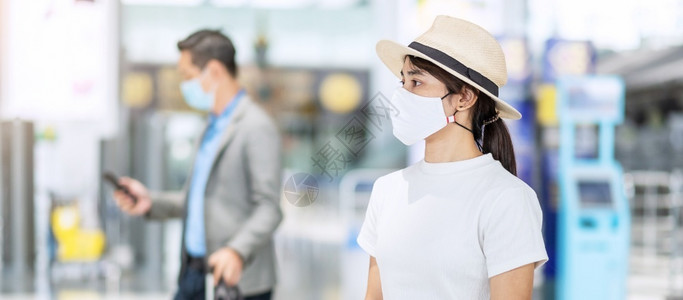 戴面罩在机场候机的女性游客图片