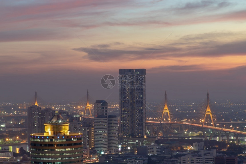 具体来说曼谷泰国20年1月3日曼谷市的空中视图俯天空和大桥横渡ChaoPhraya河黄昏时有亮光建造都会图片