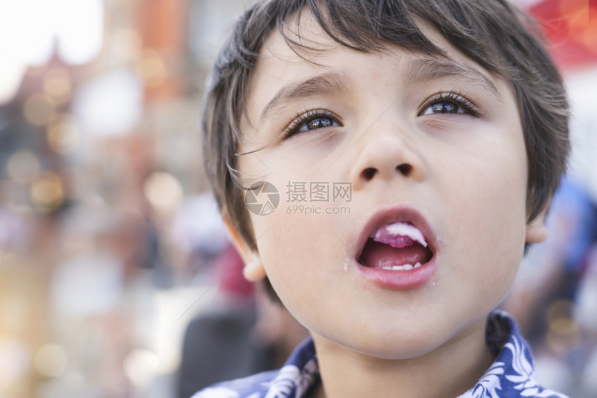 深的吸引人可爱小男孩在吃棉花糖时深陷其中的年轻男孩国际童子节概念日ConcideoftheInternationalChilde图片