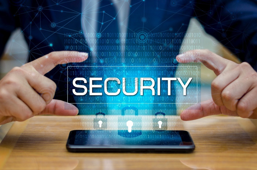 犯罪全球的技术世界商人握手保护网络空间信息商家持盾牌保护图标网络安全计算机并保护你的数据概念cH0FFFF3cH0WorldBu图片