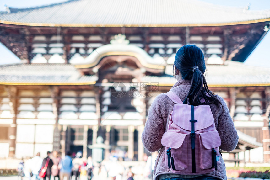 东大木制的在日本亚洲旅游观光景点很受欢迎的日本大阪山地标附近的纳拉旅游者访问Todaiji寺庙欢乐亚洲旅行者访问Thomping图片