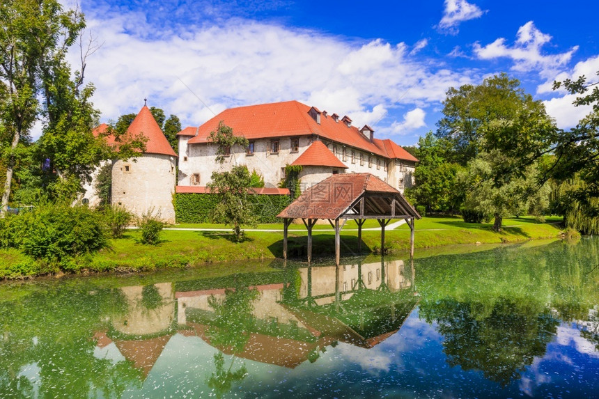斯洛文尼亚科卡河岛中世纪格拉德奥托塞克岛的美丽浪漫城堡蓝色的风景优美如画图片