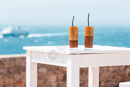 卡布奇诺新鲜的Frappe在海滩上的冰咖啡夏季frappuccucinofrapppe或拿铁在高玻璃背景的海面上寒冷背景图片