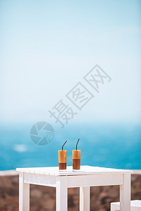 乐享早餐咖啡店复制蓝色的Frappe在海滩上的冰咖啡夏季frappuccucinofrapppe或拿铁在高玻璃背景的海面上背景
