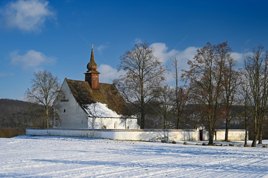 天空冬季风景在捷克布尔诺市Veveri城堡附近有一个美丽的礼拜堂神之母亲的礼拜堂雪爬坡道图片