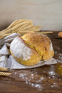 黑麦面粉制作有机的在厨房柜顶上做自制的脆烤面包切片背景