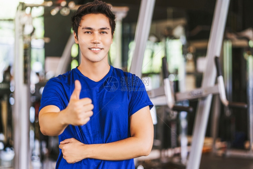 提高积极的服装身穿运动和举手的亚裔青年男子肖像如健身综合体姿势位置育俱乐部社区体育和保健概念等图片