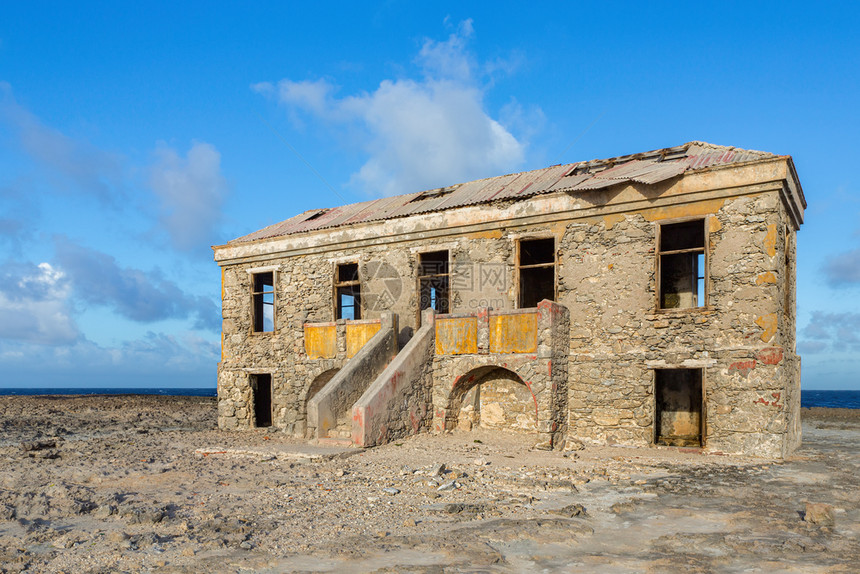 沿海自然损坏的博内尔岛海岸废墟的古老历史旅馆建筑图片