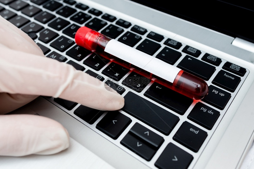 抽取的血样本Vial具有最后技术准备用于检查分析实验室化用现代设备小便笔记本电脑抽取的人体血样试管用于健康风险诊断工具管子展示门图片