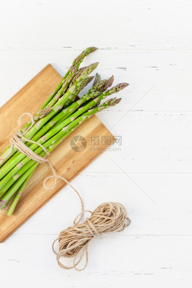 美味的白色木制桌子上新鲜绿色食草动物sparagus的顶级模型复制空间最小房屋烹饪概念为博客或食谱模拟infowhatsthis图片