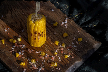 烤和烧聚会的暗底背景思想烤肉概念生锈木板上的鳕鱼石灰玉米香菜午餐黄铜图片