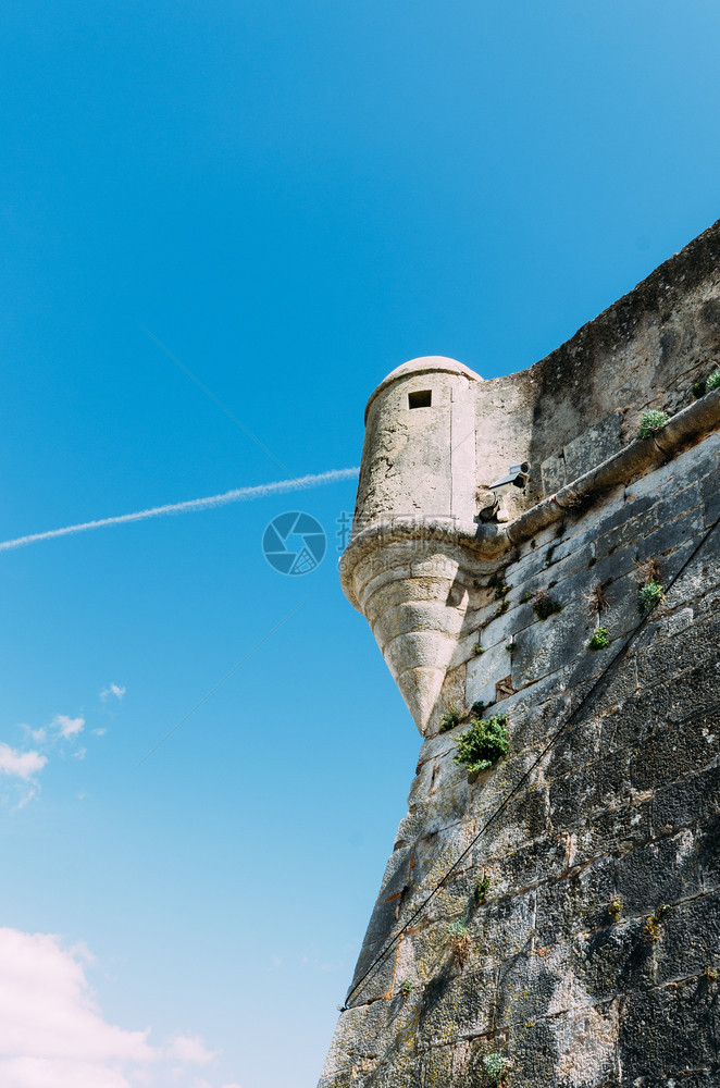 日落16世纪葡萄牙卡斯凯城堡和望塔的旧墙守望台详情配备闭路电视摄像头现代监系统详细记录了16世纪葡萄牙卡斯凯西城堡和现代监视系统图片