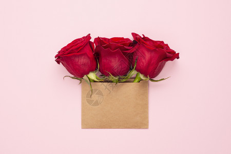 信封上三朵亮红玫瑰花图片