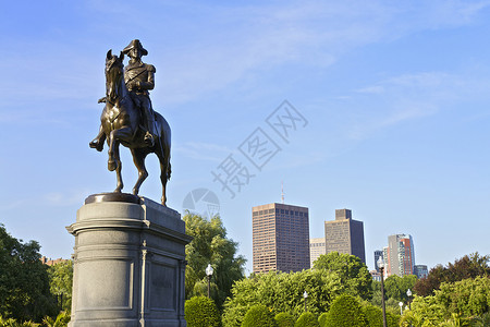 公地黄铜GeorgeWashington骑着马雕像位于美国州马萨诸塞中波士顿市公共花园城市首都背景