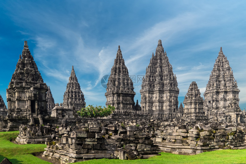 惊人的印度尼西亚日惹最大的印度教寺庙高尖建筑的爪哇宗教和前面的古老废墟CandiPrambanan或RaraJonggrang装图片