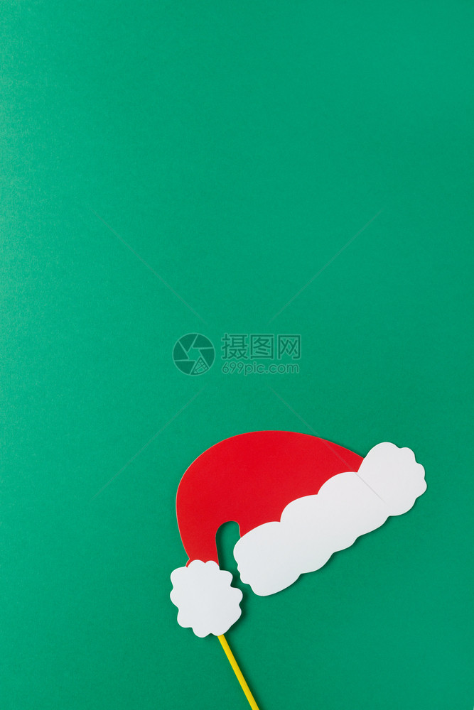 问候庆祝魔法圣诞装饰红色老人帽印有空间节日概念复制本的绿色背景派对附件垂直平滑风格图片