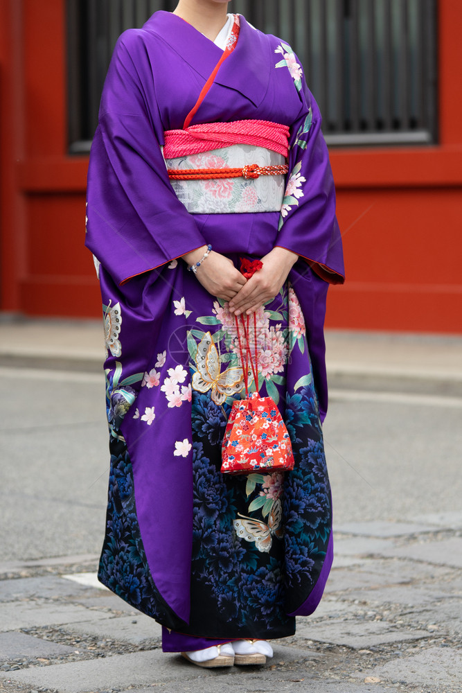 年轻女孩穿着日本和服站在东京森左寺门前日本木野是传统服装和这个词实际上意味着一件东西要穿戴街道亚洲肖像图片