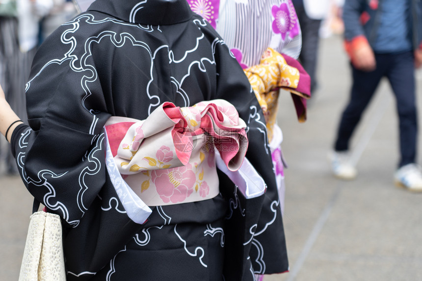 戏服淑女庆典年轻孩穿着日本和服站在东京森左寺门前日本木野是传统服装和这个词实际上意味着一件东西要穿戴图片
