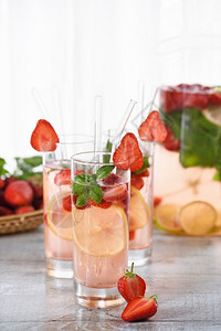 喝夏季草莓鸡尾酒或柠檬水加辣椒冷冻和新鲜有机软饮料杯中含成熟浆果生水图片